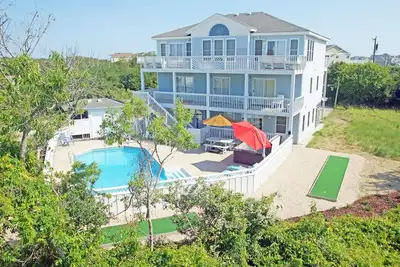 Image de 6 Brs, Piscine privée, Nouveau bain à remous, salle de cinéma, baby-foot, cuisine gastronomique!