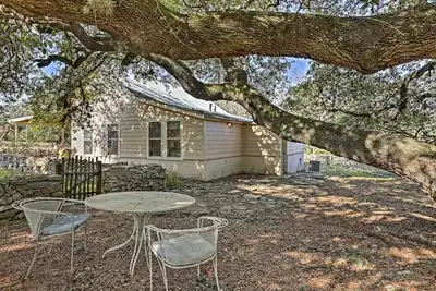 Image de Cottage sur Bulverde Ranch avec piscine et accès à la ferme!