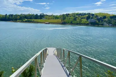 Image de Lakeside & Lovin It ~ Vues sur le lac et la Montagne! 2 Suites King - Baby-foot - Bain à Remous - 3 Cheminées