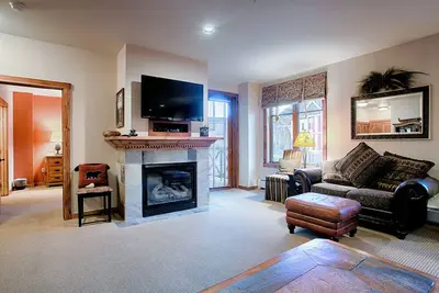 Image de Situé au coeur de Breckenridge! Piscine et bains à remous avec une vue magnifique! Parking en garage!