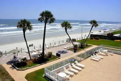 Image de Condo au dernier étage! Regardez le lever du soleil sur la plage No Drive Beach à Nsb!
