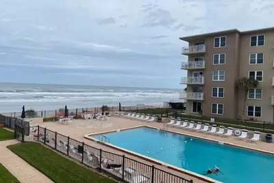 Image de Vue du lever du soleil sur l'océan dans ce complexe de front de mer direct!