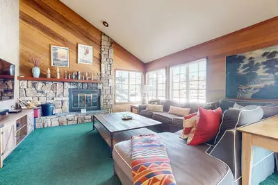 Image de Confortable mais spacieux condo, près du village, super complexe