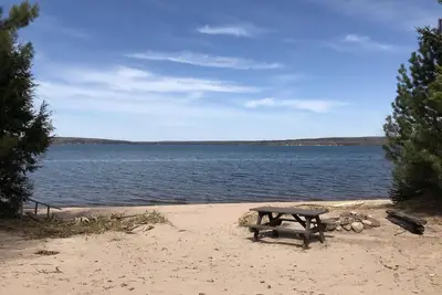 Une vue Grand Island sur une grande plage de sable, cheminée, véranda filtrée!