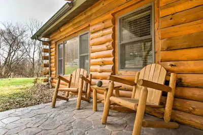 Image de Cozy Ferryville Cabin w / Porche avant près de la pêche!