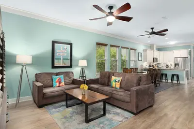 Image de Immense cour et piscine, plan d'étage ouvert, chaises de plage Gratuites