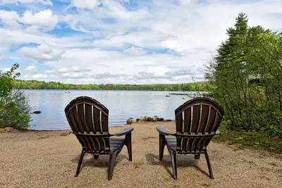 Image de Waterfront Home On Big Pea avec canoë, pédalo et ponton