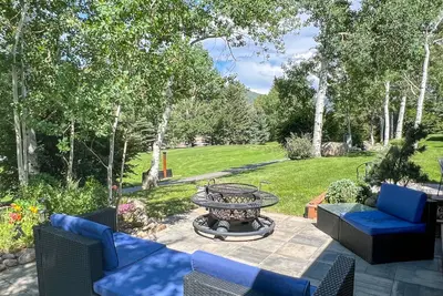 Image de Vous cherchez une escapade de dernière minute? Ne cherchez plus! Accès en bus facile aux lits King Size de Vail & Beaver Creek