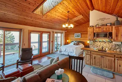 Image de Studio Schroeder confortable avec terrasse sur le lac Supérieur!