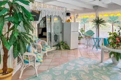 Image de Riverfront Weeki Wachee Home avec Big Yard & Lanai!