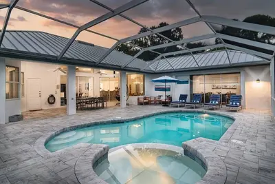 Image de Sanctuaire tropical près du centre-ville de Naples avec piscine et spa