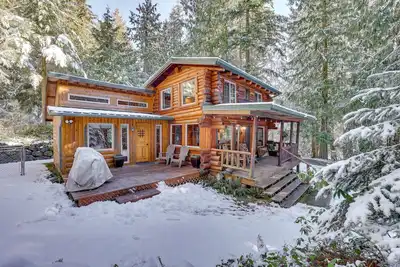 Image de Cabine Sequim rustique 3br avec vue sur le foyer et la forêt!