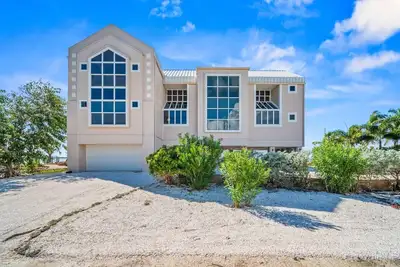 Image de Woodring Bayhouse: Luxury Bayfront Home Amazing Views Dock privé et Boat Lift