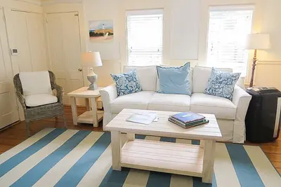 Image de Cette location de condo charmant en ville, a à la fois un patio en briques et une terrasse pour que vous puissiez profiter de votre caf�� le matin, ou une limonade froide dans l'apr��s-midi.