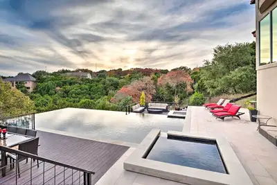 Image de Maison chic d'Austin avec piscine à débordement - minutes du centre-ville
