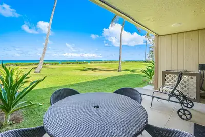 Image de Unité Pono Kai C-101: Ac! Oceanfront, rez-de-chaussée, étapes vers l'océan