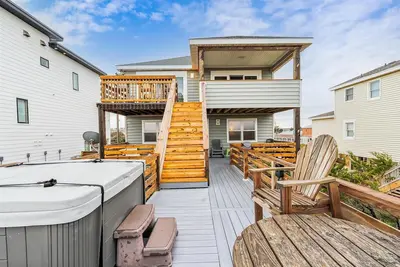 Image de Sweet Oceanfront! ! Avec 4 Chambres À Coucher, Hot Tub, Dune-Top Pont Et Chien Friendly!