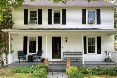 Image de Litchfield Home moderne sur ½-acre près du centre ville