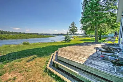 Image de Lakefront 2br Hale Cabin w / Access to Boat Ramp!