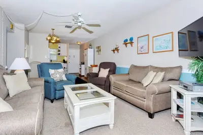 Image de Deux chambres, une salle de bain condo est à quelques pas du sable de sucre blanc de Siesta Key