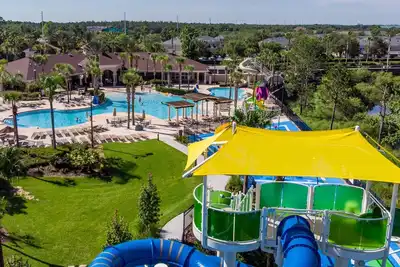 Image de Réservez maintenant pour l'été, la maison de la piscine Great Windsor Hills, cour arrière calme