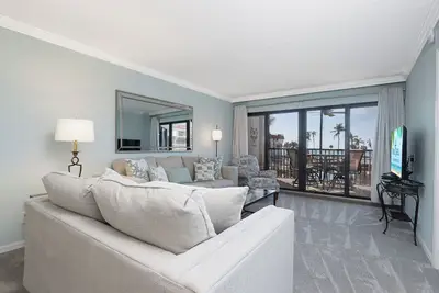 Image de Condo de trois chambres avec vue sur le golfe et la piscine! Pointe Santo C23