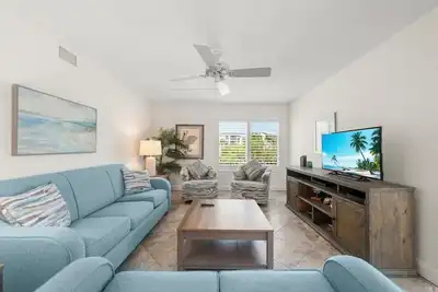 Image de Sanibel Surfside # 216: Incroyable Condo w / Great Island Location Steps to Beach!