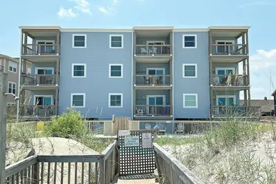 Image de Un charmant condo de 2 chambres en bord de mer qui a une vue imprenable sur l'océan.