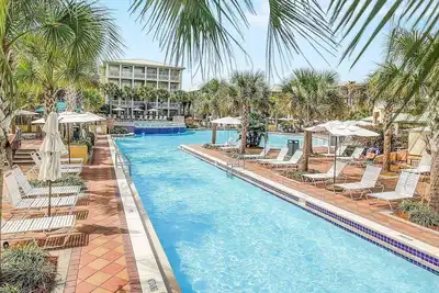 Image de Patio privé, à quelques pas de la piscine lagon - Paradis de vacances à Seacrest Beach, 5 min à pied de la plage