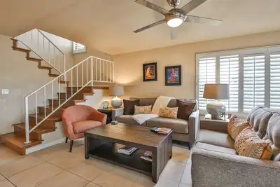 Image de 1/2 pâté de maisons à El Paseo- Emplacement formidable! Grande piscine et spa! Tennis gratuit! W / D!