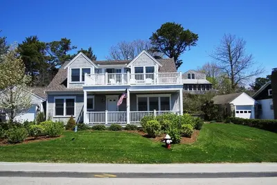 Image de Vues de l'eau bleue et couchers de soleil de corail de chaque pièce dans cette maison magnifiquement aménagée.