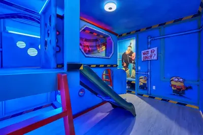 Image de Villa 5 Chambres avec Piscine Orientée Ouest, Salle de Théâtre, Mobilier de Luxe et Chambre pour Enfants