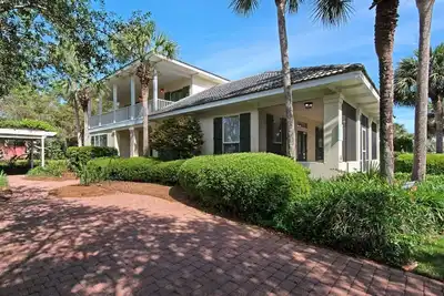 Image de 3 Br Beach Home / À quelques pas de la plage / 4 vélos gratuits pour circuler dans une communauté fermée