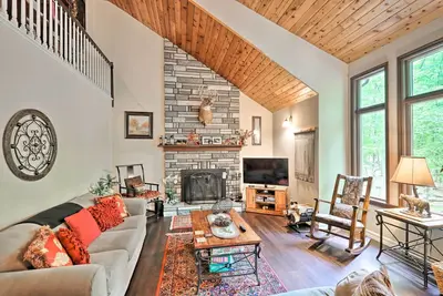 Image de Détente Eagle Rock Resort Home - 1 pâté de maisons du lac!