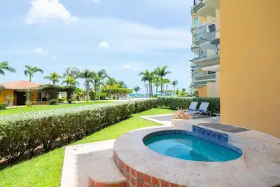 Image de Beachfront - Eagle Beach - Condo Oceania Resort 3br - E125