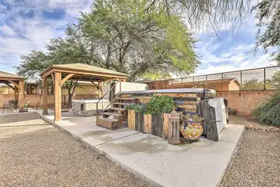 Image de Tucson Casita avec bain à remous et porche à proximité des sentiers de randonnée