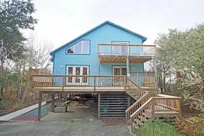Image de 4 chambres avec piscine privée, bain à remous et de palet dans un cul-de-sac tranquille.