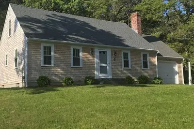 Image de Cap maison située sur un cul-de-sac tranquille et juste une marche rapide à la plage souhaitable Ridgevale