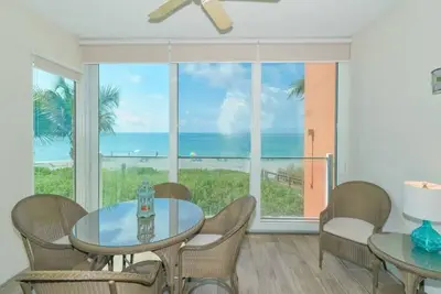 Image de Vue sur la plage parfaite de la plage de la tortue, quais pour bateaux gratuits et WiFi