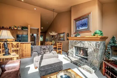 Image de 1 pâté de maisons du centre-ville de Breckenridge! Spa privé, joliment décoré!
