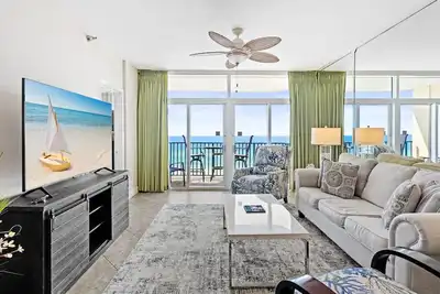 Image de Nouvelle cuisine, vue sur le golfe, sur la plage, chaises et parasol inclus