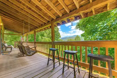 Image de Cabine Gatlinburg avec grande terrasse et bain à remous privé!