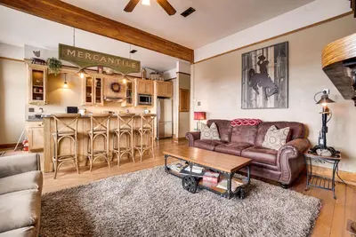 Image de 'Le Loft Mercantile A' Laramie Apt 3br w / Deck!