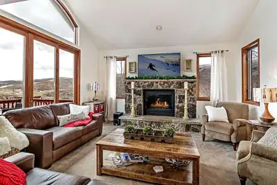 Image de Escapade idéale en montagne! 2 suites Master, bain à remous privé, vues incroyables, parfait pour les grands groupes!