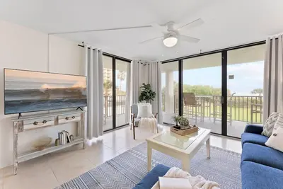 Image de Condo lumineux et Beachy avec balcon en bord de mer enveloppant