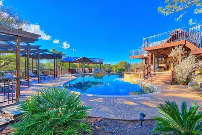 Image de Incroyable Ranch pour 42 personnes et plus! Situé sur 75 acres avec piscine et grange