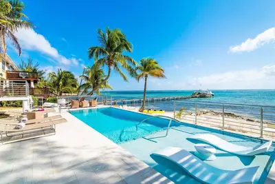 Image de Mahogany Cove: Breezy Beach House avec plongée en apnée dans l'arrière-cour