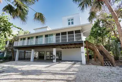 Image de 4 chambres, Captiva Village Home- Caspian