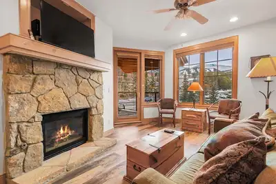Image de À côté de la rue principale et des remontées mécaniques, vue sur la montagne, garage chauffé!
