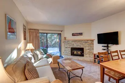 Image de Près du centre-ville de Breckenridge, bain à remous extérieur, piscine!